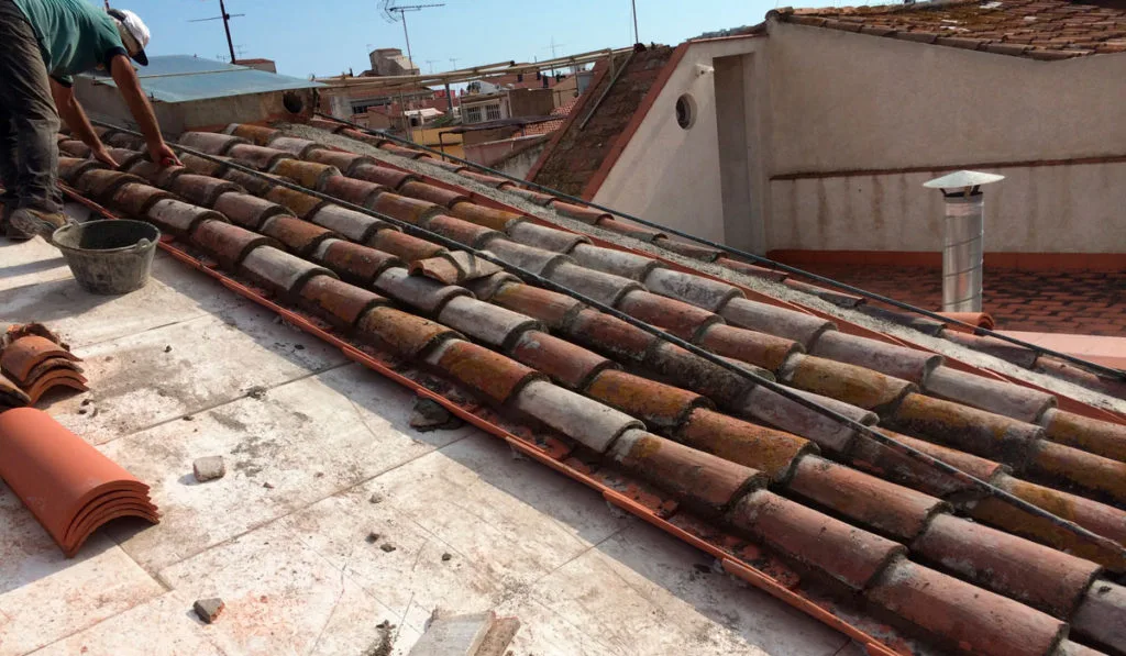 Servicios de reparación e instalación de cubiertas - Teja árabe Montiel Teixidó