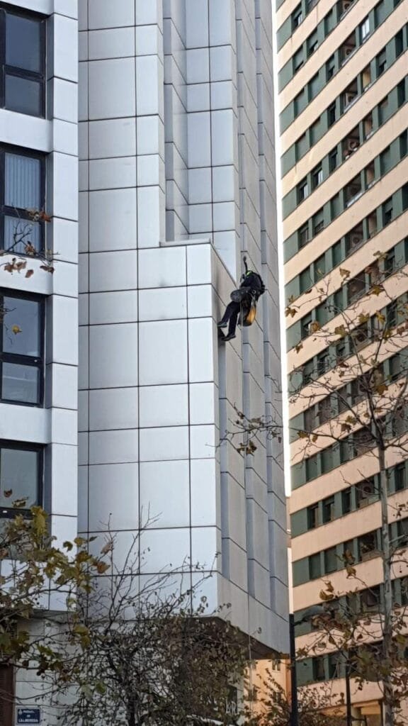 Trabajador vertical realizando una inspección de altura en fachada
