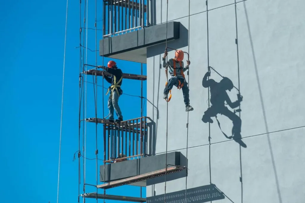 Trabajadores en altura realizando trabajos en fachada